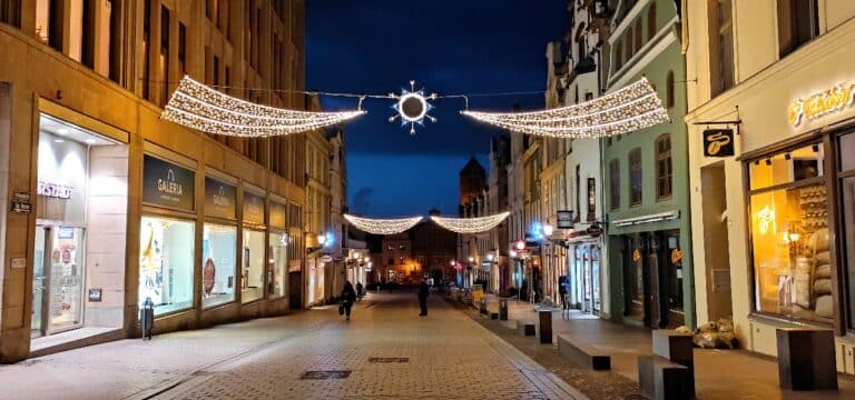 Wismar: Weihnachtsbeleuchtung in der Fußgängerzone wird montiert