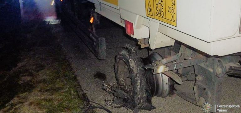 Schönberg: Geplatzter Reifen führt zu Unfall auf der A20