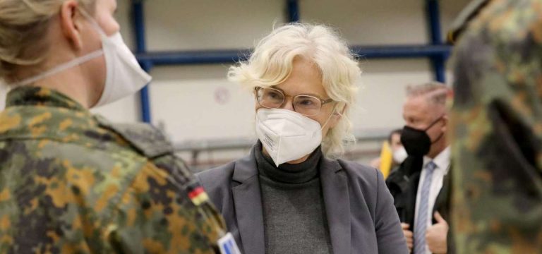 Verteidigungsministerin: Jeder Auslandseinsatz wird geprüft