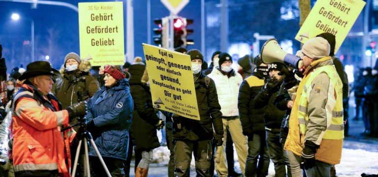 Rostock: Tausende Menschen protestieren in MV gegen Corona-Maßnahmen