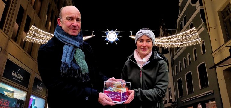 Wismar: Spendengelder für die Weihnachtsbeleuchtung an den EVB übergeben