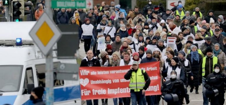 Gegner der Corona-Maßnahmen protestieren in Mecklenburg-Vorpommern