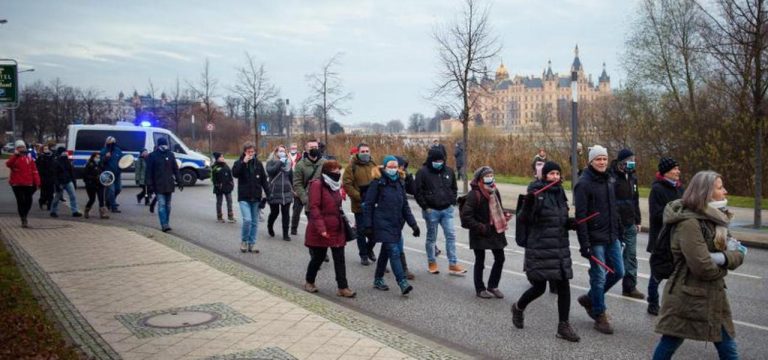 Hunderte demonstrieren in Schwerin gegen Corona-Maßnahmen