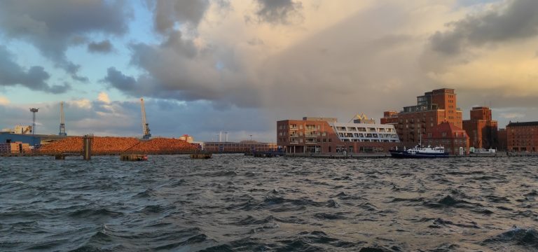 Wismar: Wind treibt Ostseewasser gefährlich ins Hafenbecken