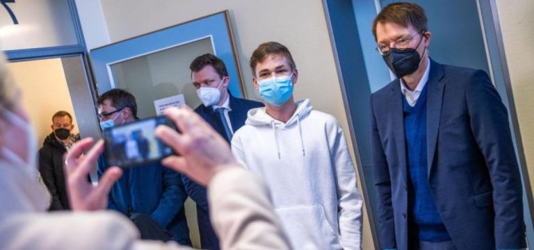 Lauterbach impft Jugendliche bei Besuch in Impfzentrum