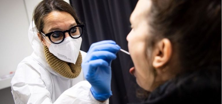 Zahl und Positivquote der PCR-Tests mit neuen Höchstständen