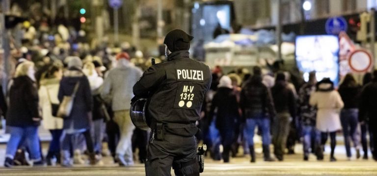 Tausende protestieren gegen Corona-Politik in Mecklenburg-Vorpommern