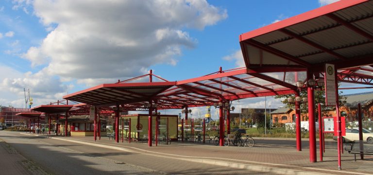 Unfall am ZOB-Wismar: Bus touchiert Kind