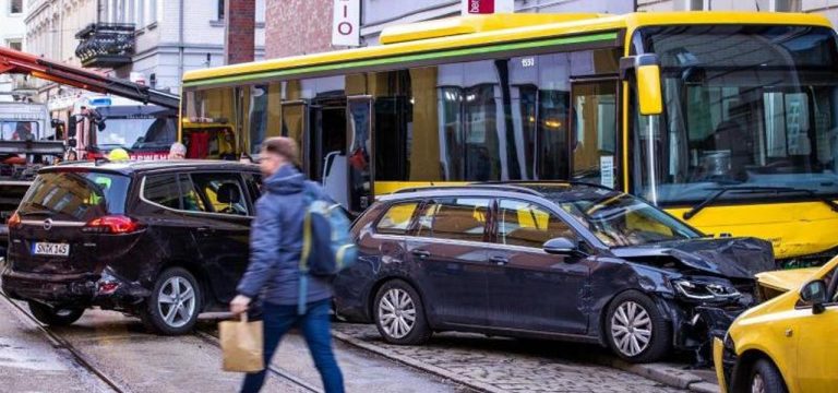 Hoher Schaden bei Busunfall in Schwerin: Ursache noch unklar