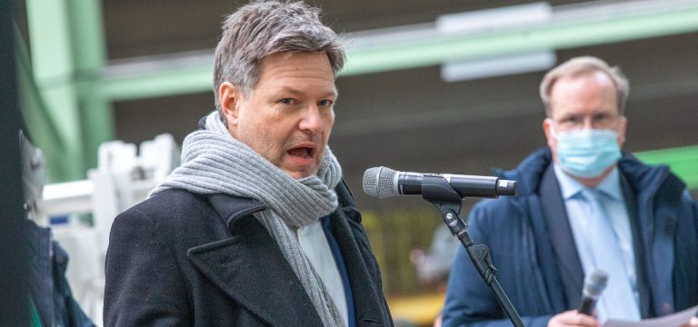 Industriezweig muss sich wandeln: Habeck sieht Chancen für klimaneutrale Schiffe