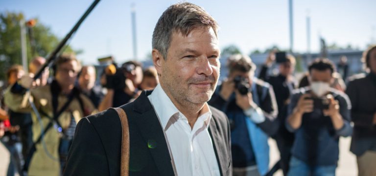 Klimaneutrale Schiffe: Habeck sieht Chance für MV Werften