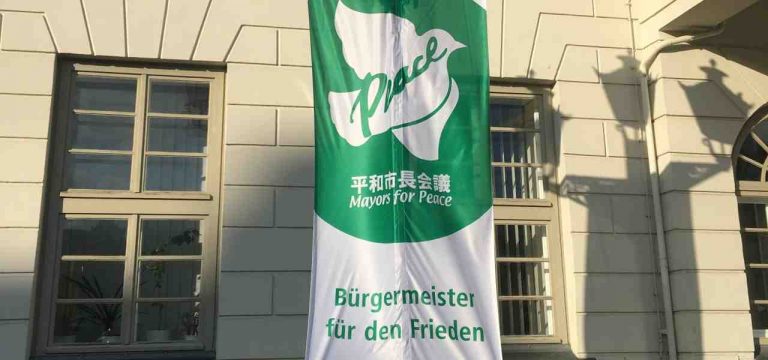Wismar setzt die „Mayors-for-Peace“ Flagge am Rathaus