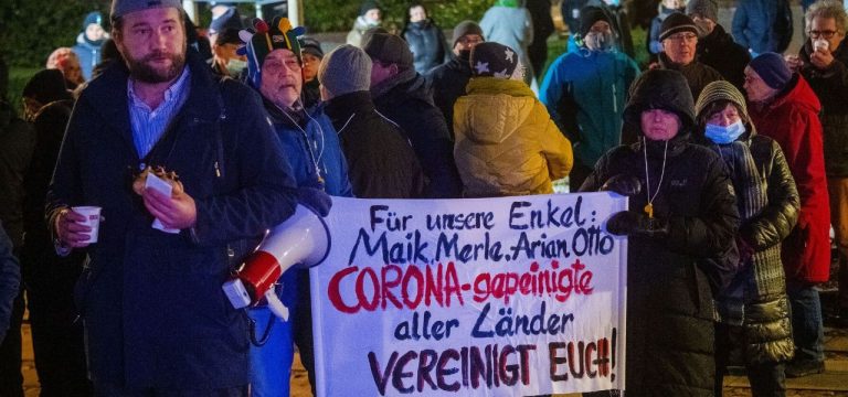 Tausende bei demonstrieren gegen Corona-Politik