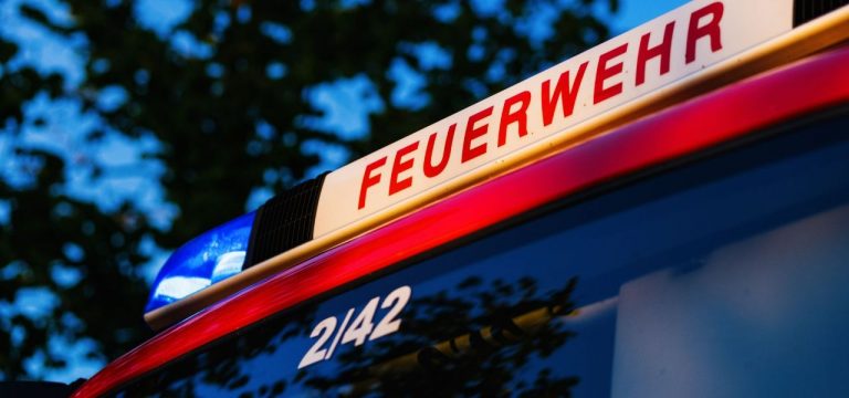 Große Scheune mit Heizung brennt in Bobzin nieder: 80.000 Euro Schaden
