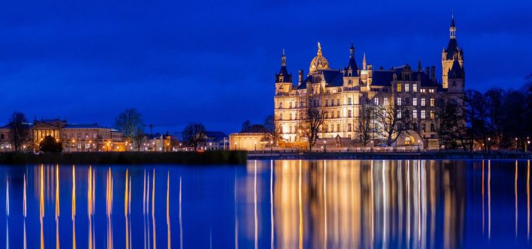 Schweriner Schloss in den Nationalfarben der Ukraine