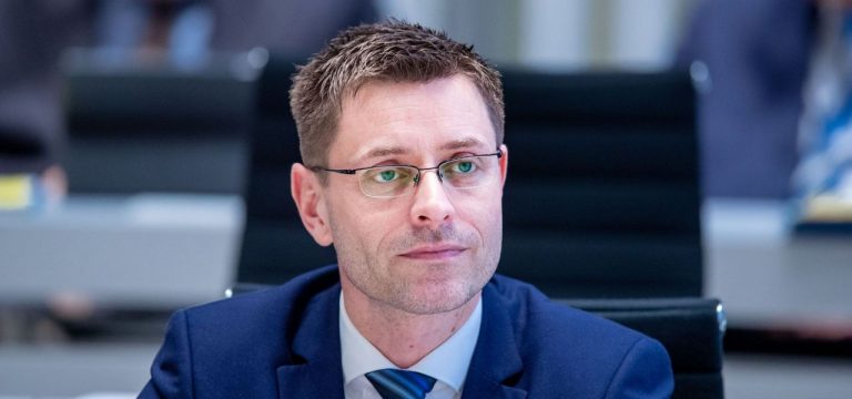 Schwerin: AfD-Landespolitiker kritisiert Verfassungsschutz-Rolle