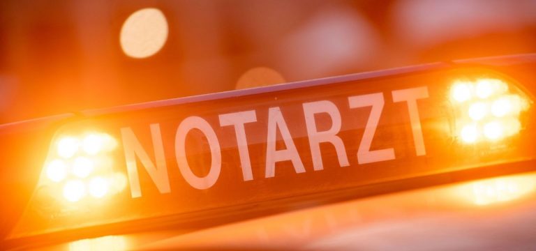Transporter mit acht Insassen verunglückt: Drei Verletzte