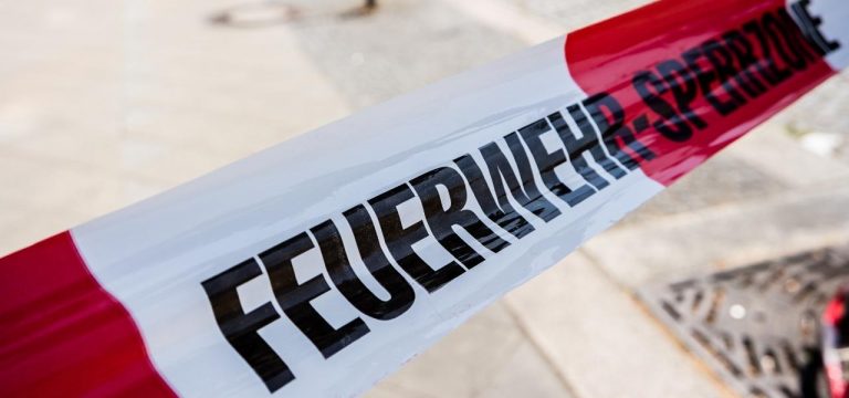 Broiler-Imbiss fängt bei Fahrt Feuer: 100.000 Euro Schaden