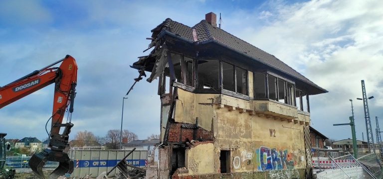 Wismar: Altes Stellwerk „W2“ wurde am Montag abgerissen