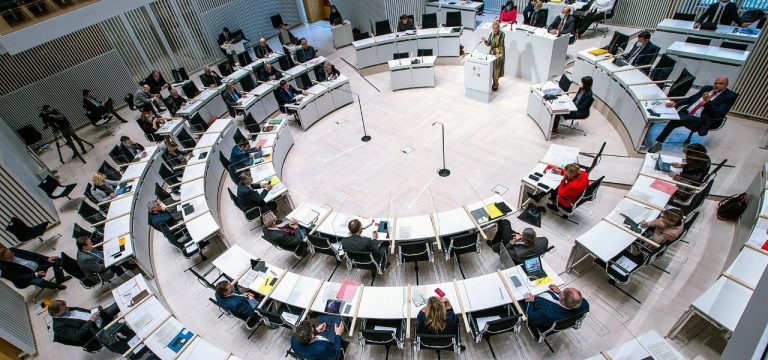 Politik im Land verurteilt russischen Angriff auf Ukraine