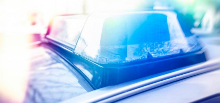 Transporter überschlägt sich: Fahrer aus Wagen geschleudert