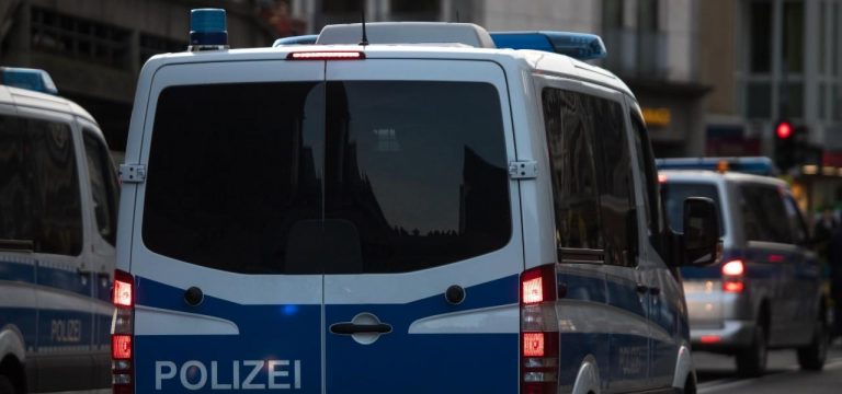 Wohnungsdurchsuchung in Rostock: Waffenfund und Haft
