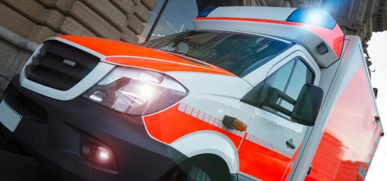 Junge steigt an B106 aus und wird von Auto erfasst
