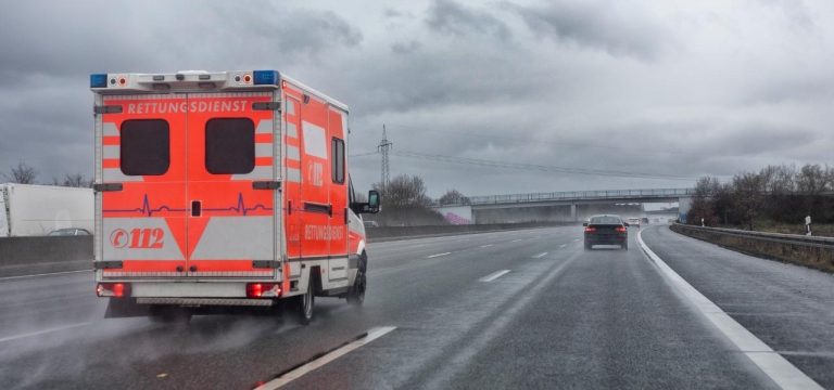 Zurow: Autofahrer fährt gegen umgewehten Baum und wird verletzt