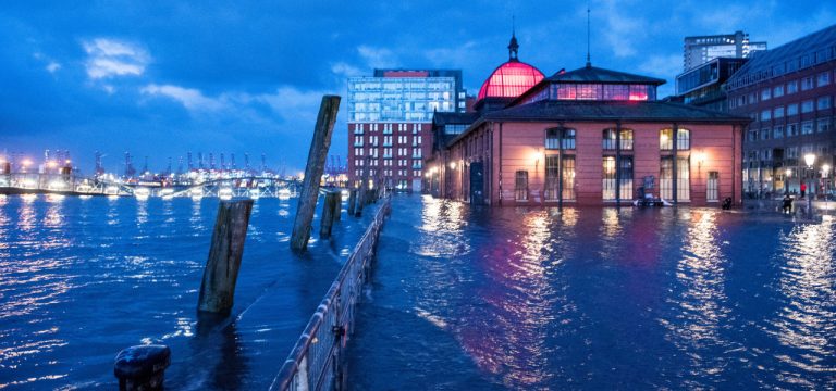 Sturmflut überschwemmt erneut Hamburger Fischmarkt