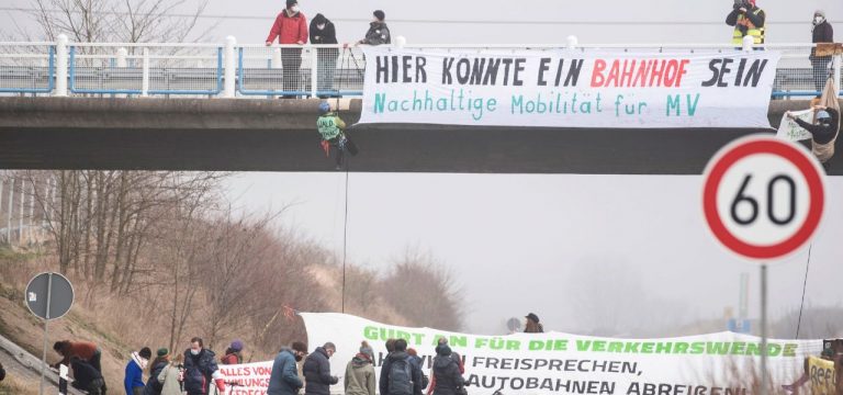 Aktivisten seilen sich von A20 ab: Vollsperrung