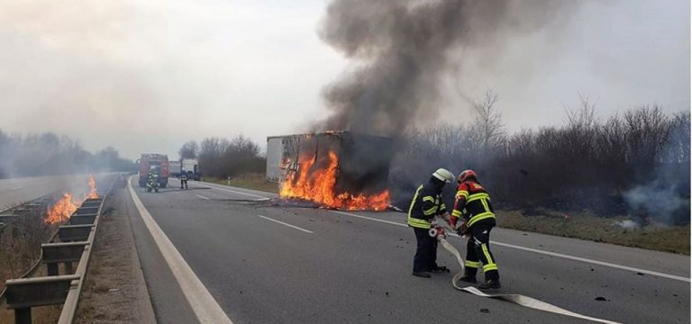 Brennender Sattelauflieger sorgt für Vollsperrung der A20