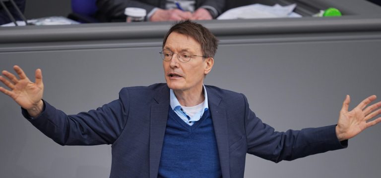 Drohende Finanzierungslücke: Lauterbach plant höhere Krankenkassenbeiträge