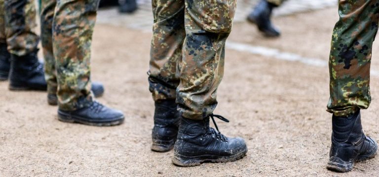 Rot-rote Koalition sieht Debatte um Militäretat gelassen