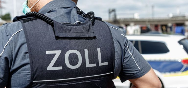 Zoll findet im Rostocker Hafen mehr als 60.000 Zigaretten
