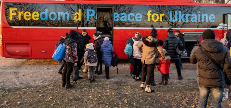 Busse bringen mehr als 120 Flüchtlinge nach MV und Berlin