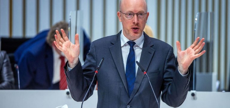 Grüne fordern Rücktritt von Innenminister Pegel