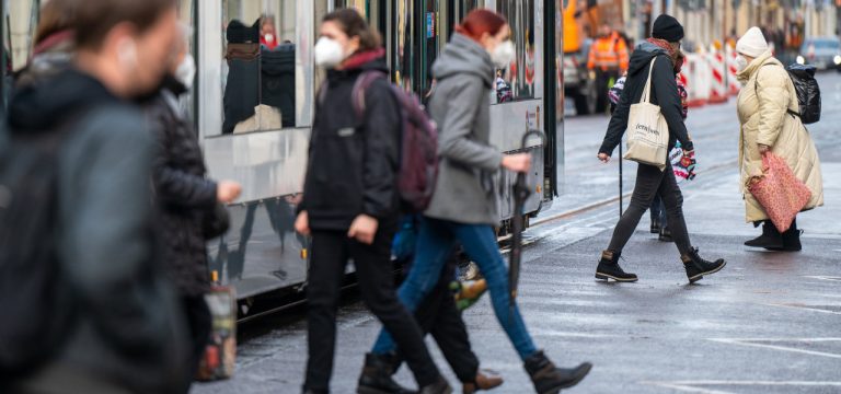 Maskenpflicht bleibt in Bussen und Bahnen in MV