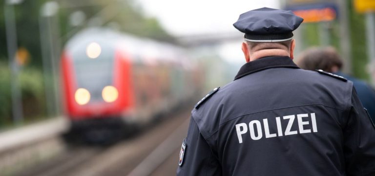 Aggressives Verhalten im Regionalexpress: Situation eskaliert bei Fahrkartenkontrolle
