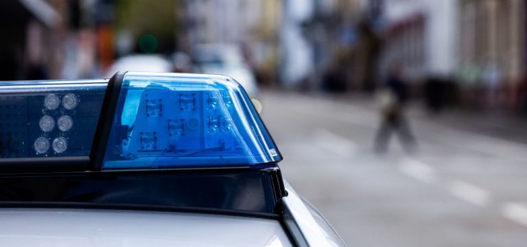 Unbekannter zündet in Straßenbahn die Haare einer Frau an