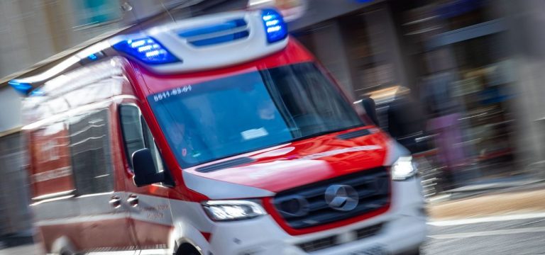 Rostock: 74-Jährige von Auto überrollt – Seniorin schwerst verletzt