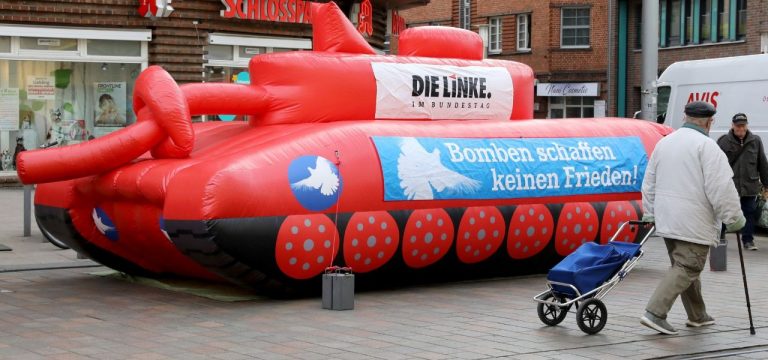 Linke-Protest gegen höhere Rüstungsausgaben