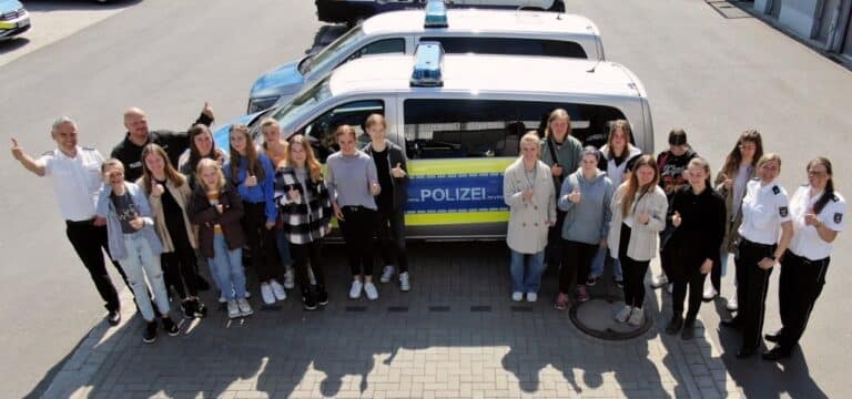 Wismar: Begeisterte Mädchen beim Blick hinter die Kulissen der Polizei