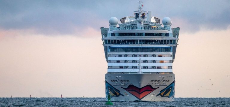 Kreuzfahrtschiff „Aidadiva“ eröffnet Saison in Warnemünde