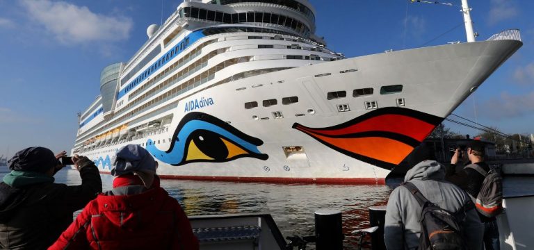Kreuzfahrtschiff „Aidadiva“ eröffnet Saison in Warnemünde