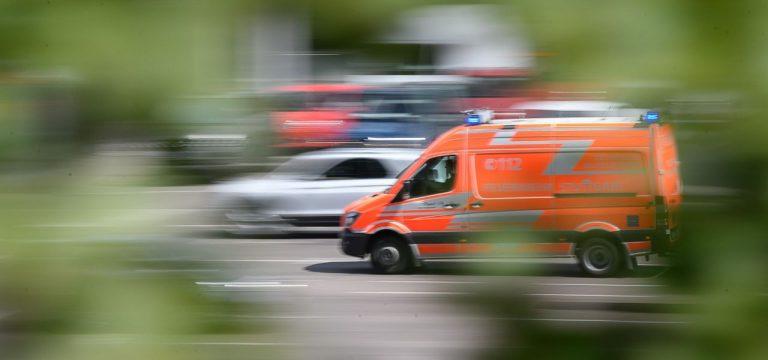 Rostock: Auto schleudert in Haltestellenbegrenzung: Kind verletzt