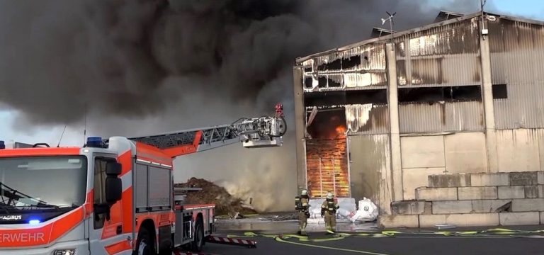 Brüel: Lagerhalle mit Maschinen fängt Feuer
