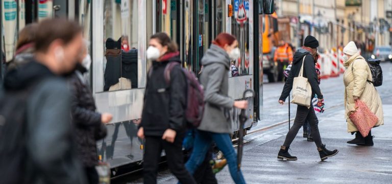 Nahverkehr-Debatte: Grüne fordern landesweites Ticketsystem