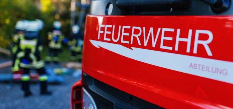 Auto von Zug erfasst: Fahrerin nur leicht verletzt