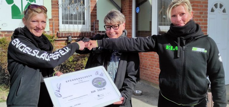 „Engelsläufer“ übergeben 2.555,80 Euro an das Tierheim Dorf Mecklenburg