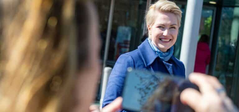 Schwesig wirbt zum Tag der Arbeit für höhere Löhne